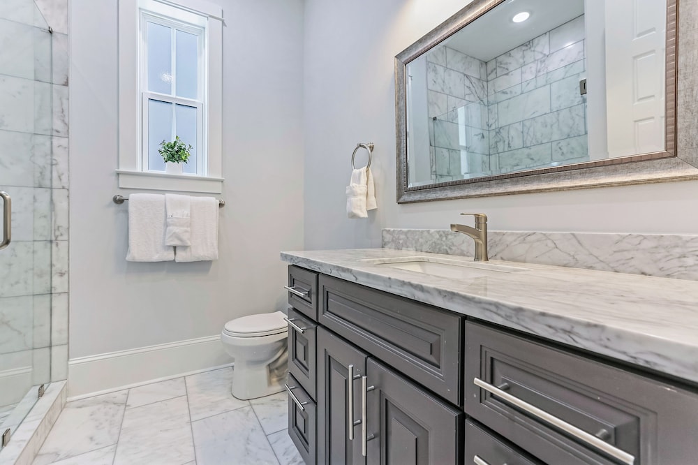 Stunning 4 BR Condo + Pool - Near St. Charles