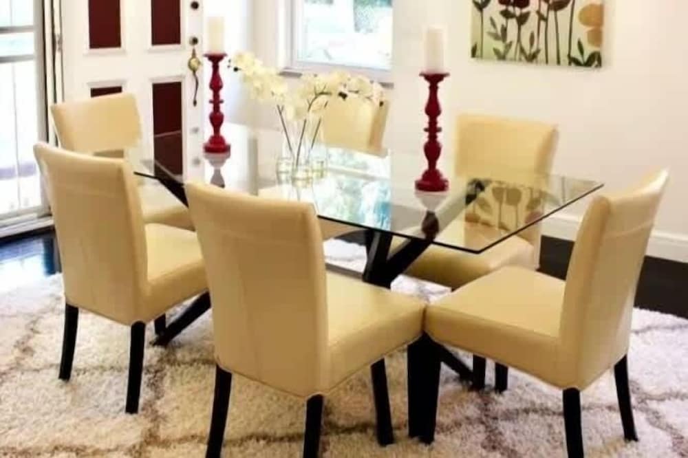 Spacious 5br Sleeps 10 University District 5 Bedroom Home