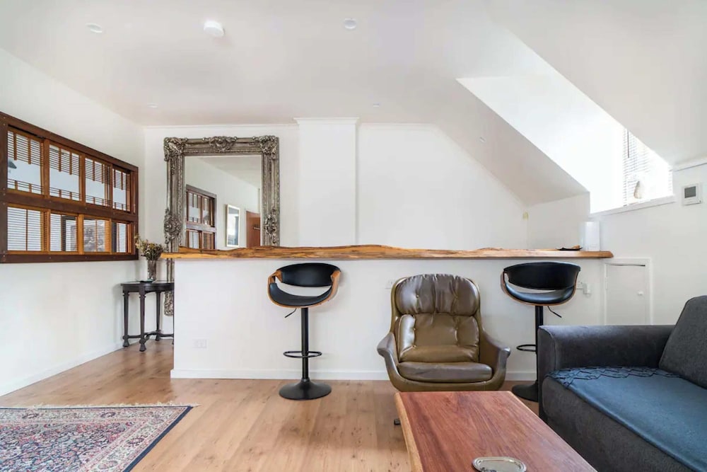 Cozy Apartment w/ Terrace Close to City Center