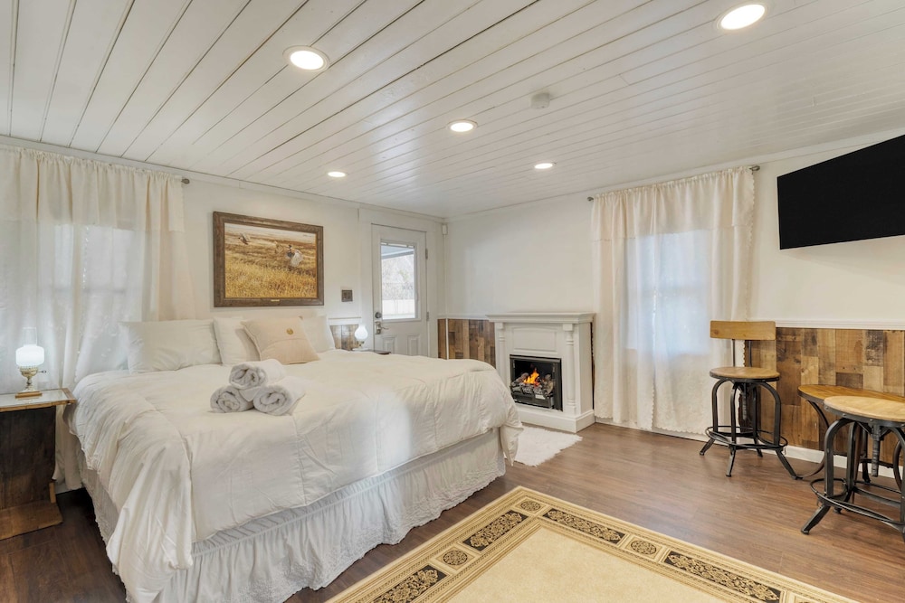 Creekside Haven by Avantstay Hot Tub, Fire Pit, Outdoor Dining Area Nestled Next to Creek