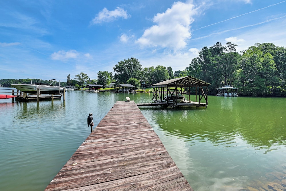Launch & Dock: Lake Norman Retreat w/ Scenic Deck