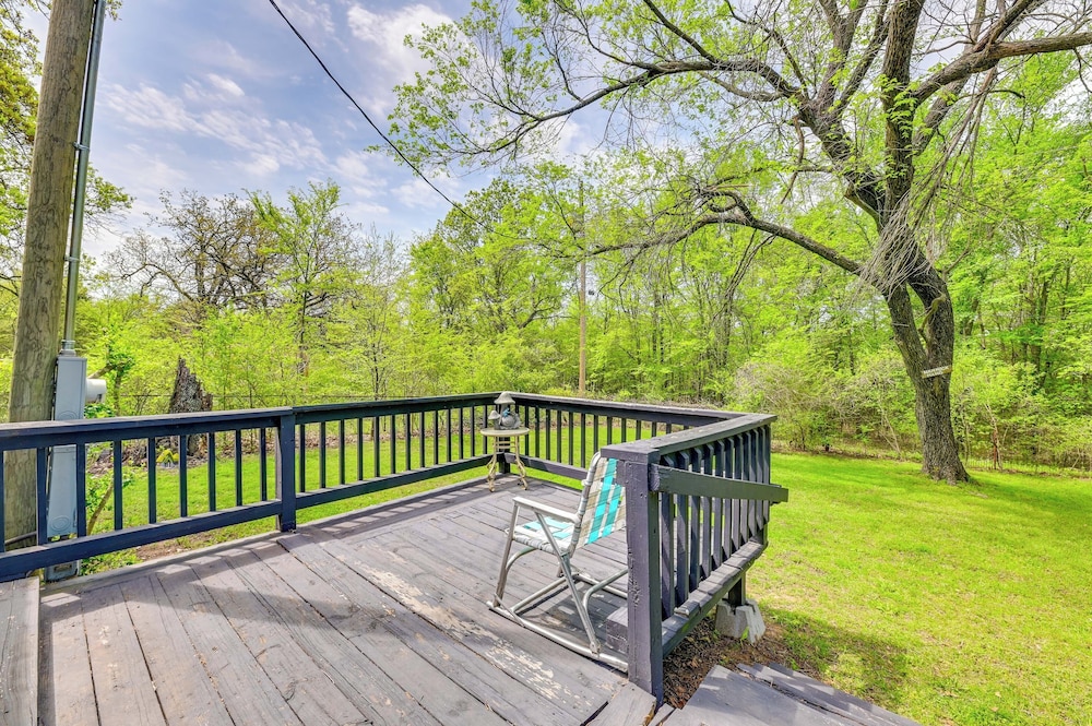 Fenced Yard: Quaint Cabin Near Lake Texoma!