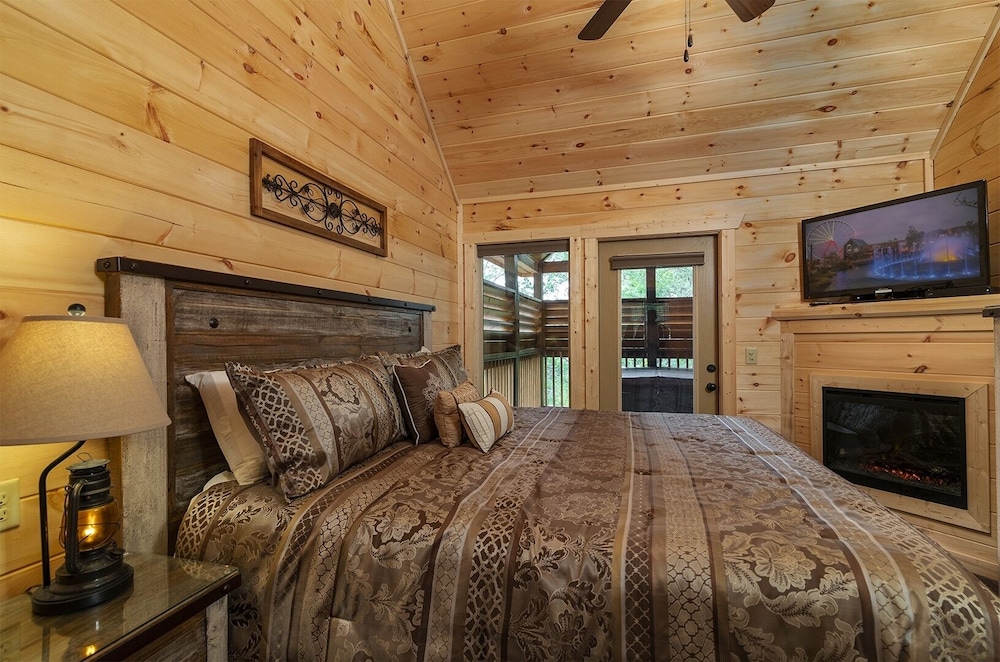 A Cozy Mountain Hideaway - 1 Bedrooms, 1 Baths, Sleeps 4 1 Cabin by RedAwning view 3