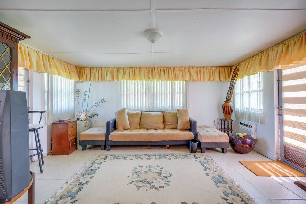 < 3 Mi to Hard Rock Stadium: Miami Home w/ Sunroom