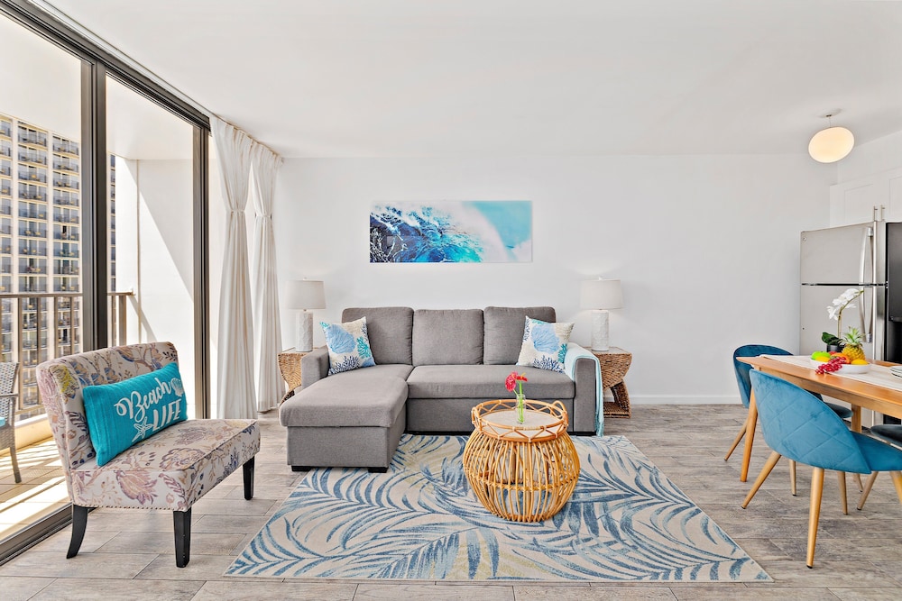 High Floor Ocean View Condo (King Bed and Parking): hotel room photo