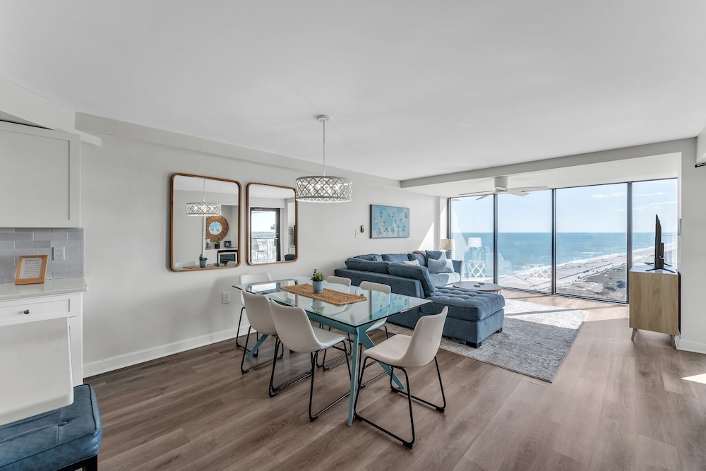 Oceanfront Gem Pool, Balcony, Modern Touch 3 Bedroom Condo