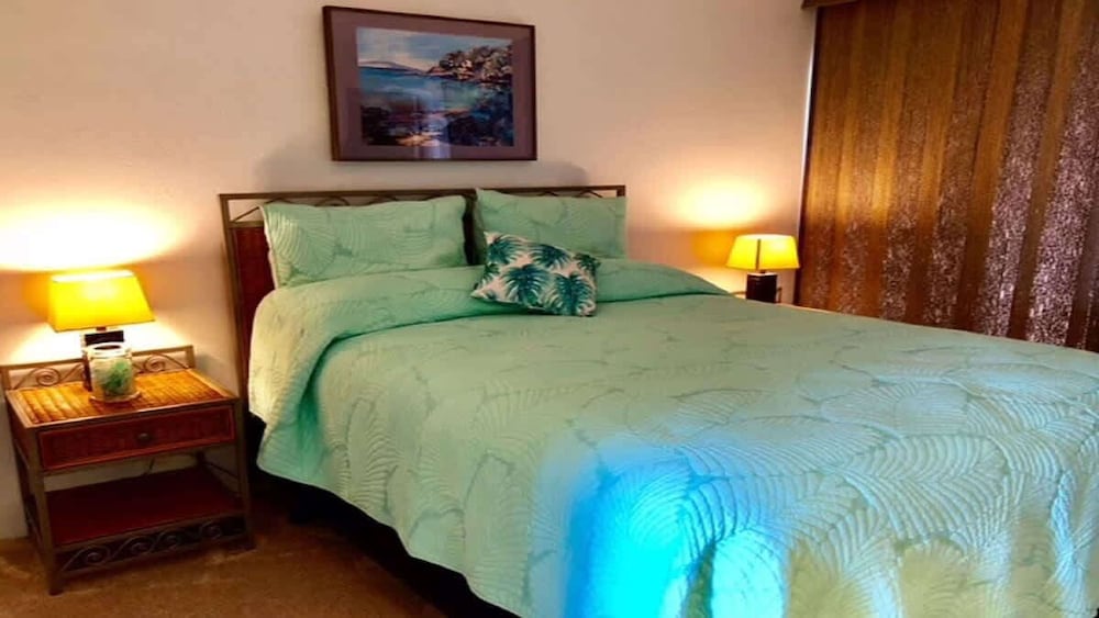 Oceanfront Whale Watching 2 Kings and Sofa Bed