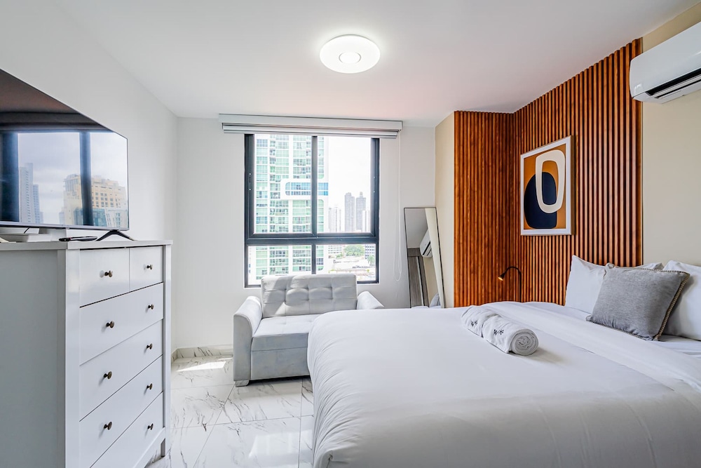 w Sophisticated 1BR w High-rise View in Calle 50