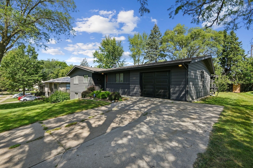 Iowa City 4br Backyard Walk To Stadium 4 Bedroom Home