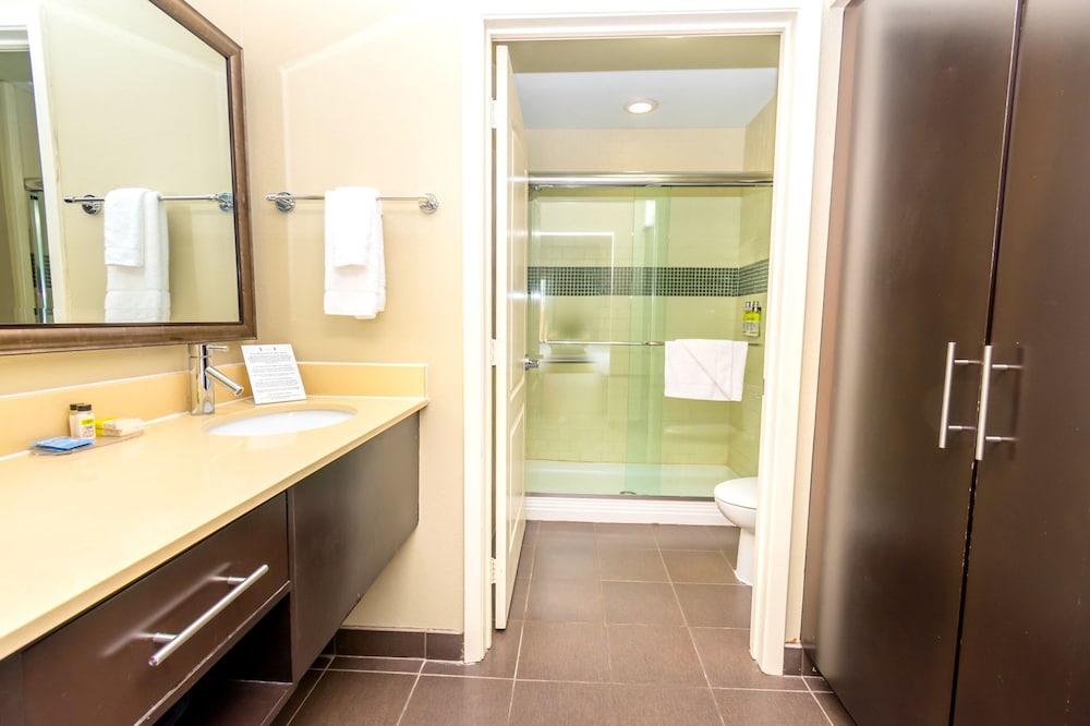 Staybridge Suites Houston IAH - Beltway 8, an IHG Hotel - Property Image 47