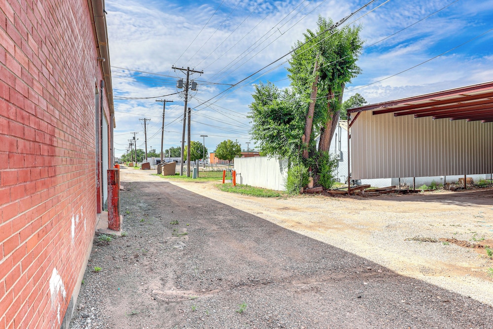 < 1 Mi to Enmu: Pet-friendly Home in Portales!