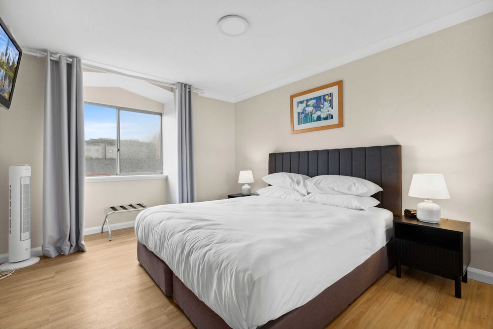 Stylish 2-bed Camperdown Apartment With Balcony