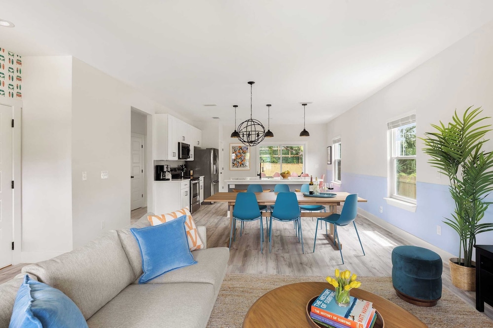 Sleeps 20! 2 Homes w/ Hot Tub, Putting Green, Bocce Golden Hour & Blue Hour