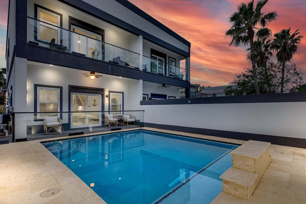 Immaculate Townhouse w Pool Balcony South Padre