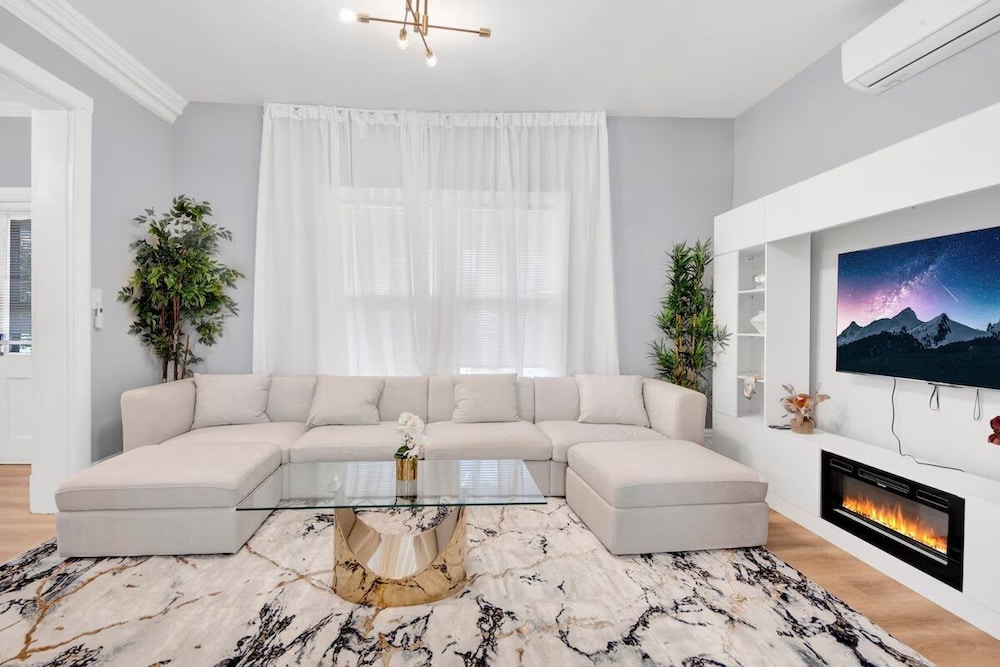 Luxury 3BR Family Home Game Room Parking