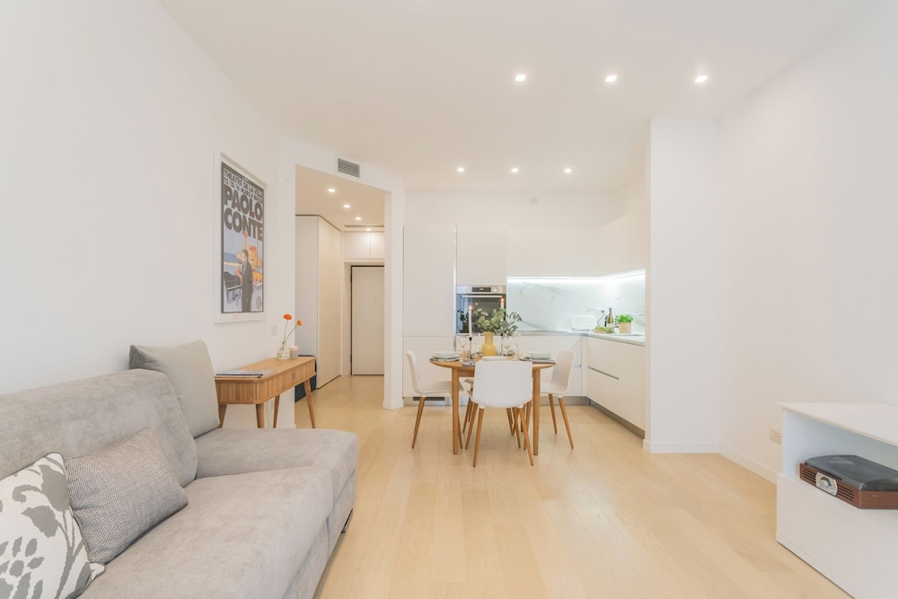 Central & White Apartment by Rent all Como