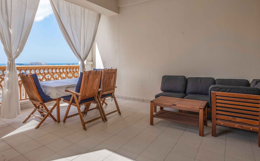 Spacious 2BR Marina Residence 4