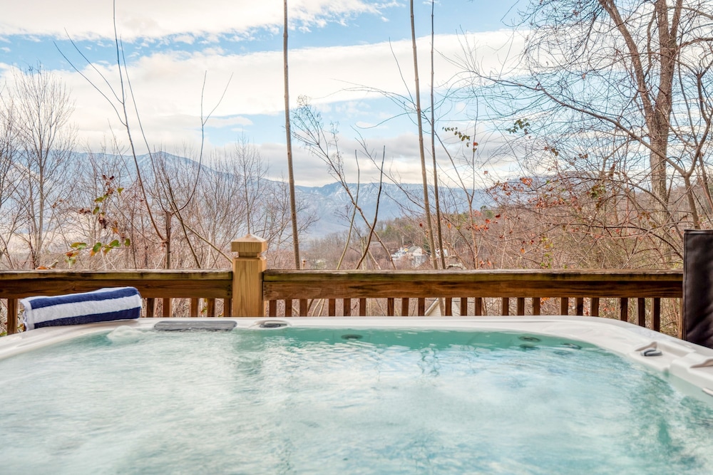 Chestnut by Avantstay Mountain Cabin w Treetop Views Hot Tub Game Room