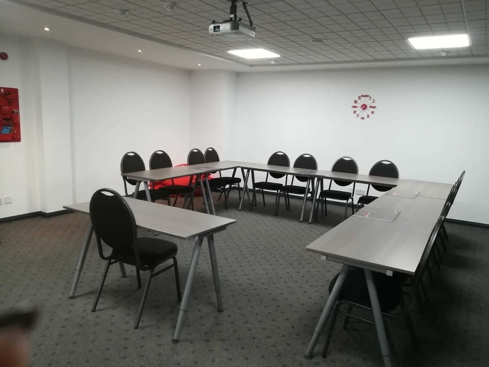 Chesterfield Vacations - ibis Chesterfield North - Barlborough - Property Image 3