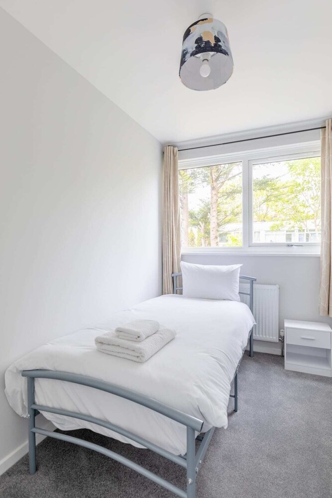 Newly Renovated 3BD Home, Islington!