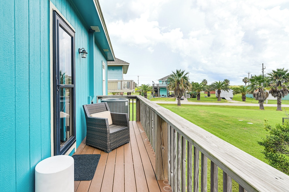 Walk to the Ocean: Family Retreat in Crystal Beach