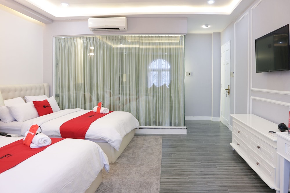 RedDoorz Premium @ Nguyen Oanh Street