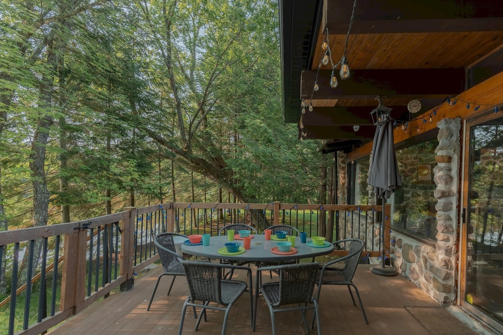 The Phoenix - Riverside Chalet With Beach