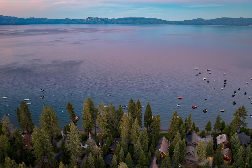 Lakefront Haven by Avantstay Minutes to Ski Resorts Private Dock Boat