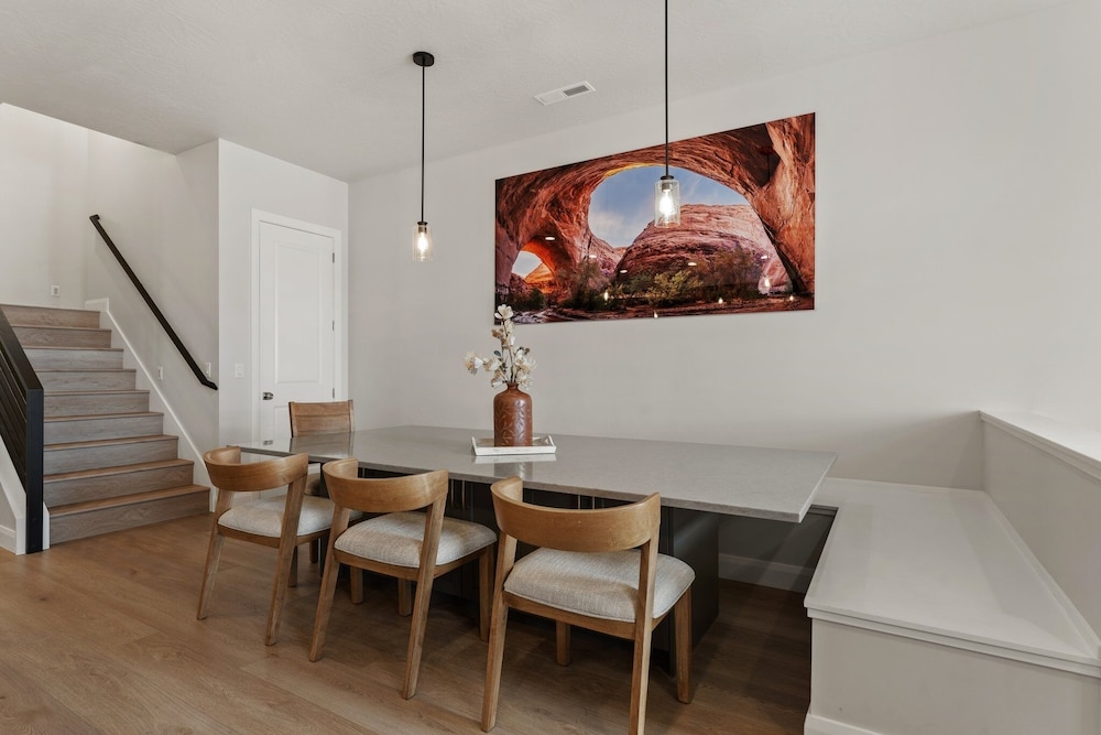 Canyon Country Oasis 6 Bedroom Townhouse
