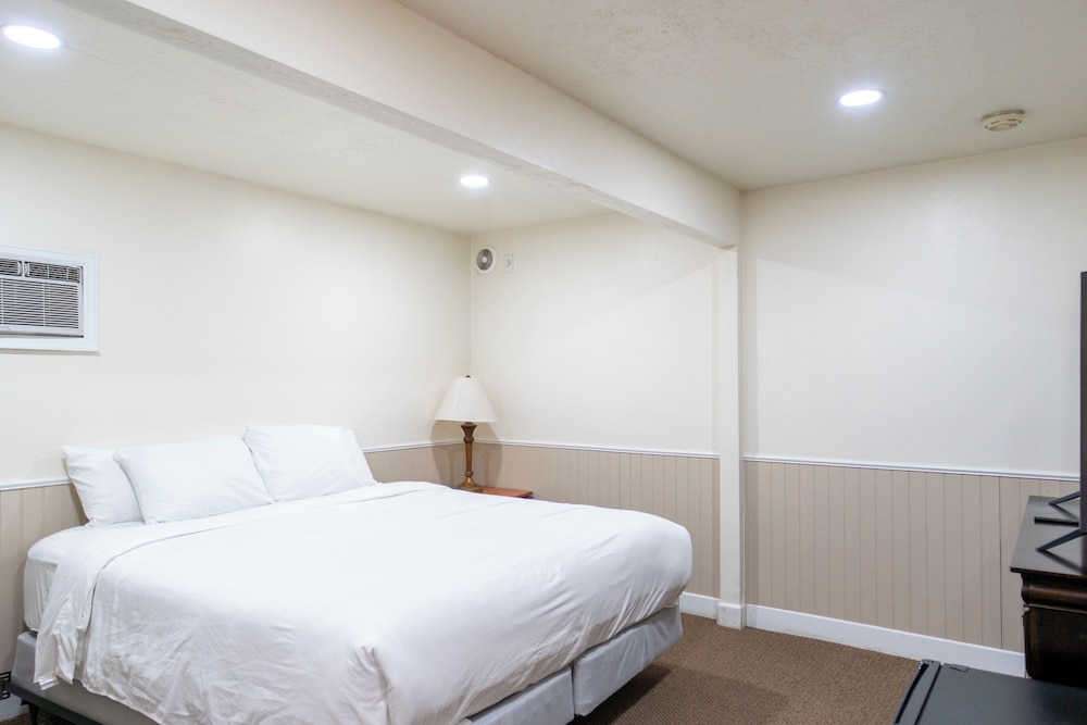 Road Creek Inn