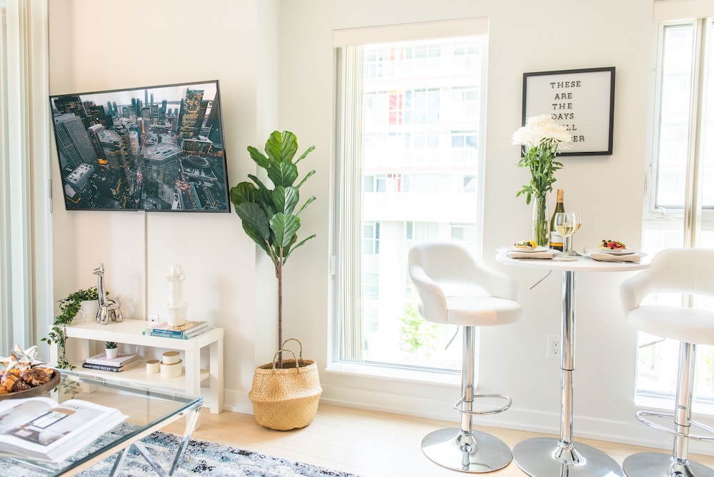 QuickStay - Premium 2-Bedroom with CN Tower & Lake Views-4