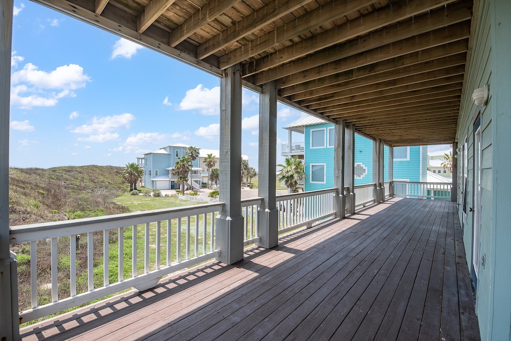 Beach Front Baby Ocean Views, Golf Cart & Pet Friendly!