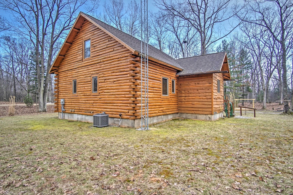 Remote Pentwater Cabin in the Woods: 5 Mi to Dtwn