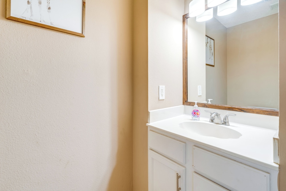 6 Mi to Lake Travis: Spacious Cedar Park Home!