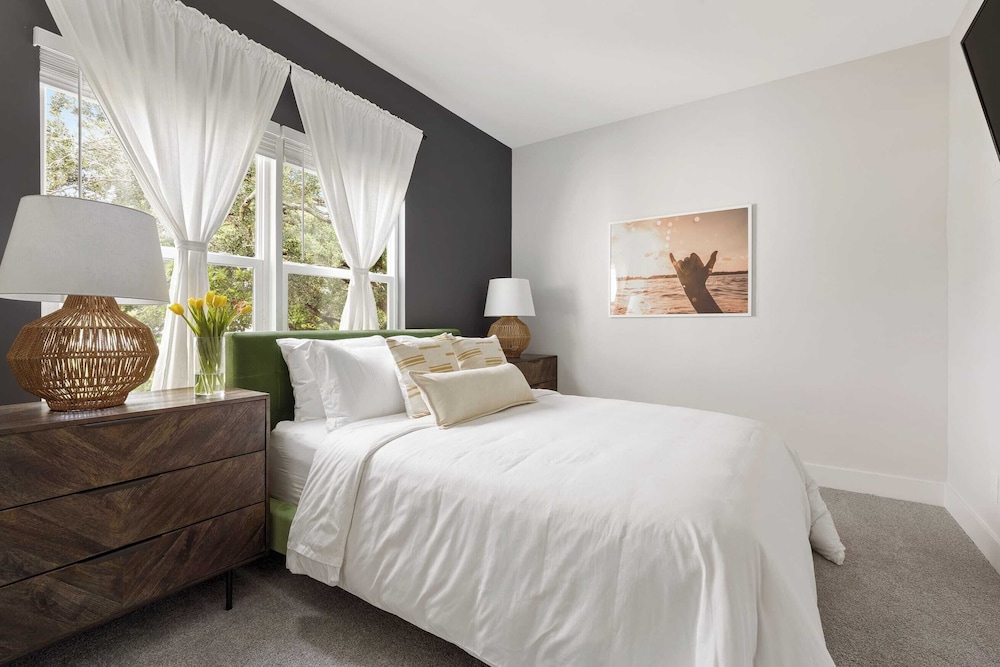 Sleeps 20! 2 Homes w/ Hot Tub, Putting Green, Bocce Golden Hour & Blue Hour