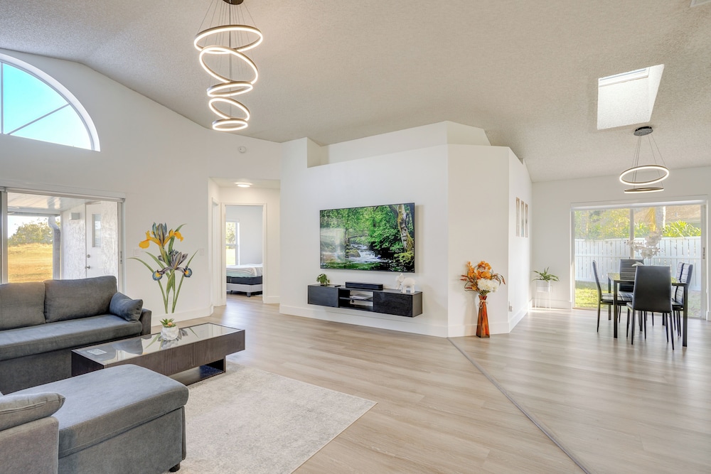 6 Mi to Disney World: Home w/ Large Yard!
