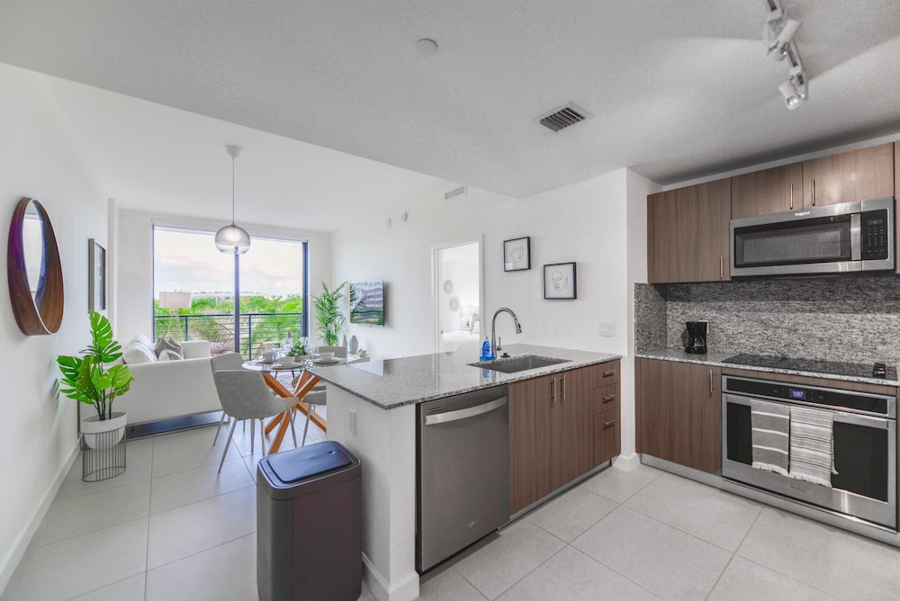 Cozy apt from Downtown Doral Park