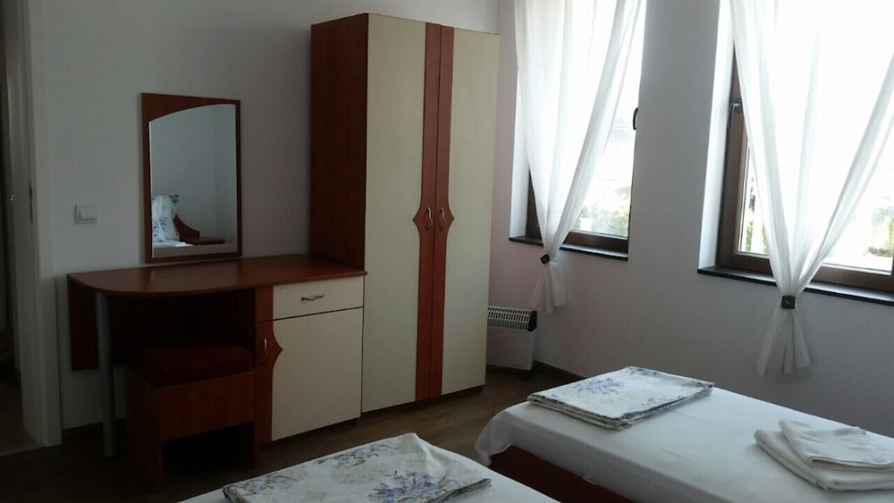 Inviting 1-bed Apartment in Aleksandrovo view 4