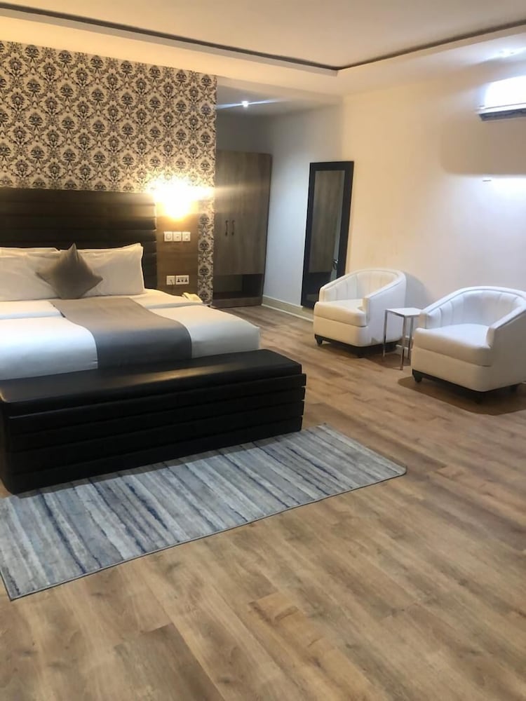 Crownsville Hotel - Airport Road