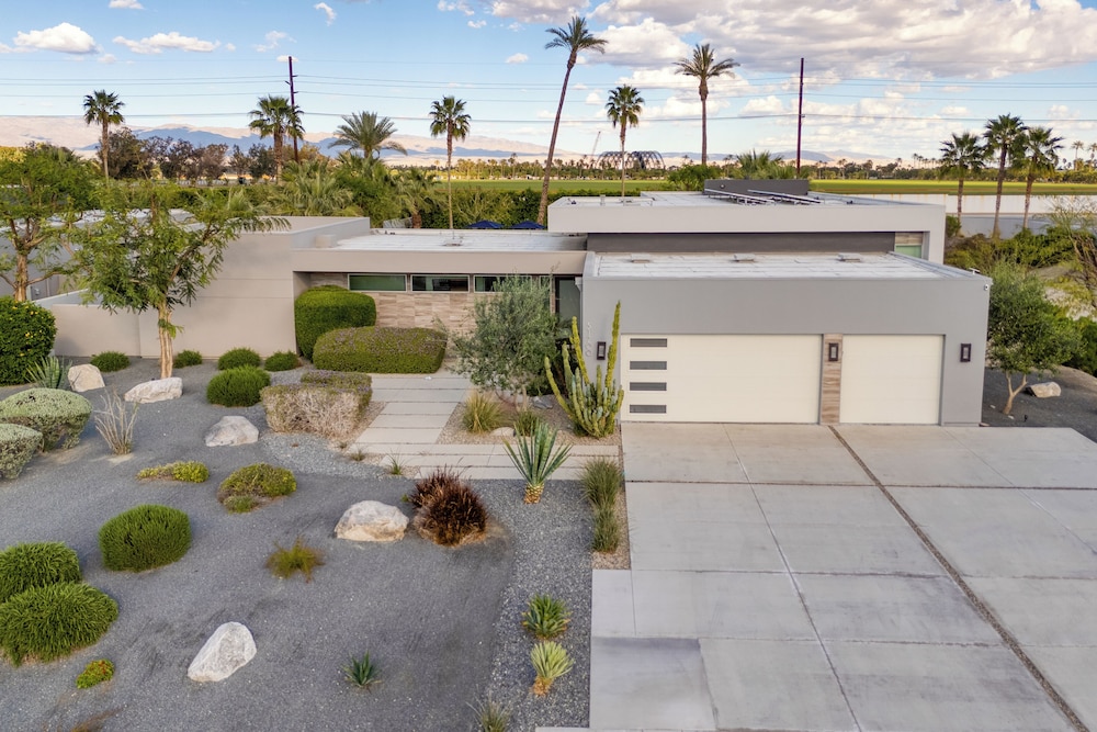 The Polo Villas by AvantStay – Modern Oasis Near Empire Polo Club