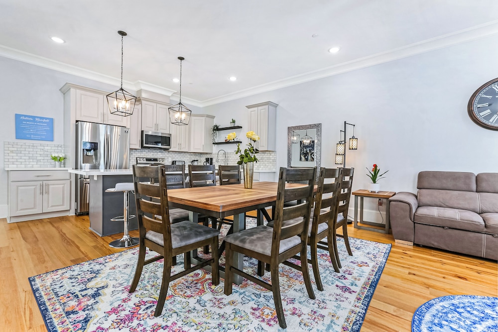 Stunning 4 BR Condo + Pool - Near St. Charles