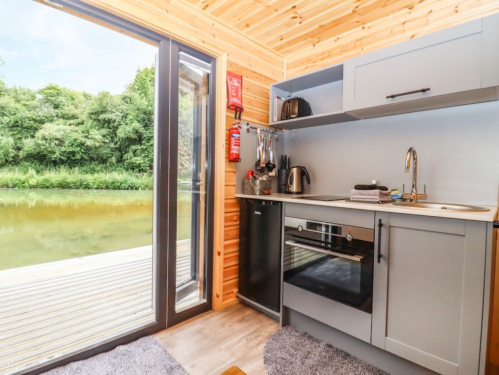 Oak Lodge At Bridge Lake Farm & Fishery