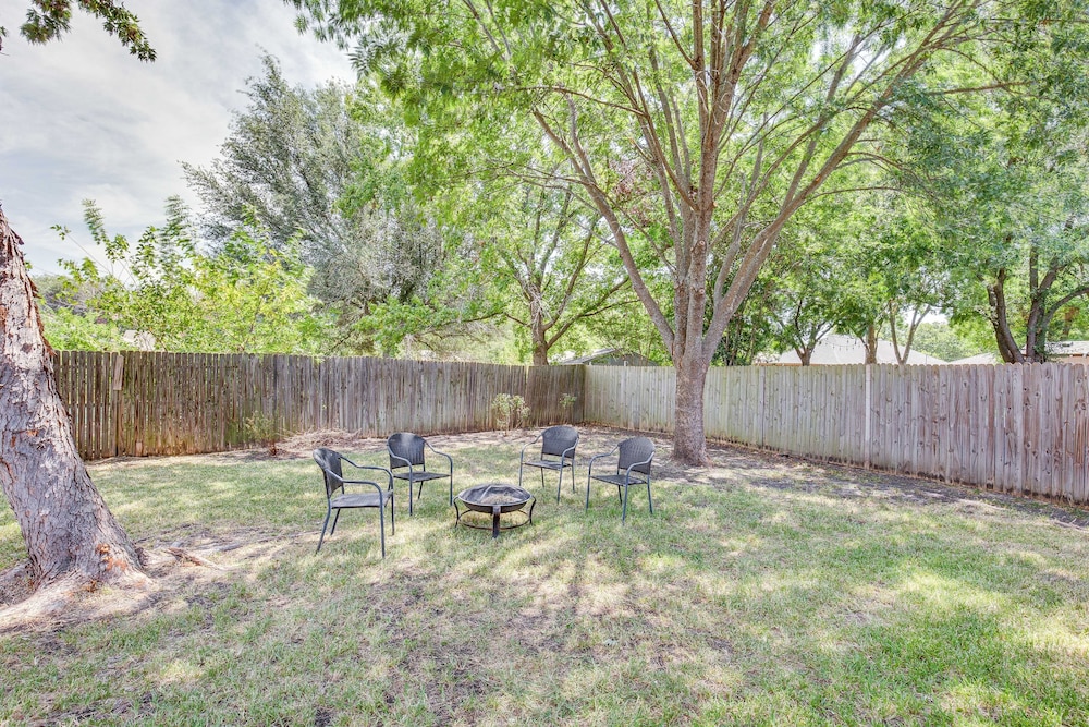 Darling Waxahachie Home w/ Yard  Fire Pit! - Property Image 4