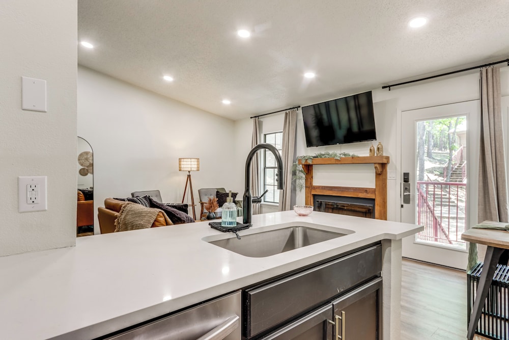 Walk to Table Rock Lake: Updated Cabin w/ Deck!