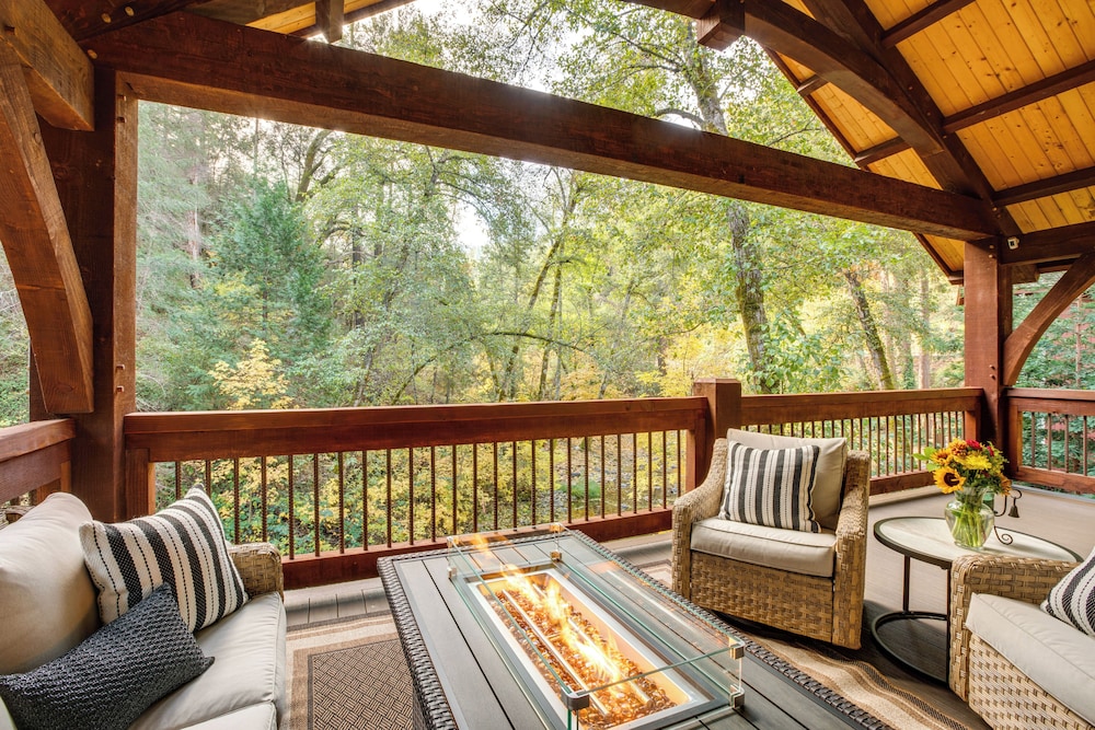 Bear Lodge Waterfront Cabin w/ Level 2 EV Charger