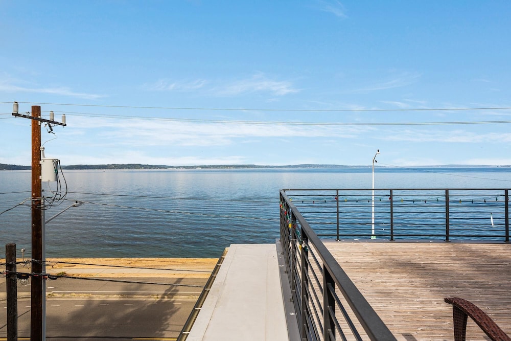 Alki Beach Escape Romantic Waterfront Getaway for 2 Extended Stay