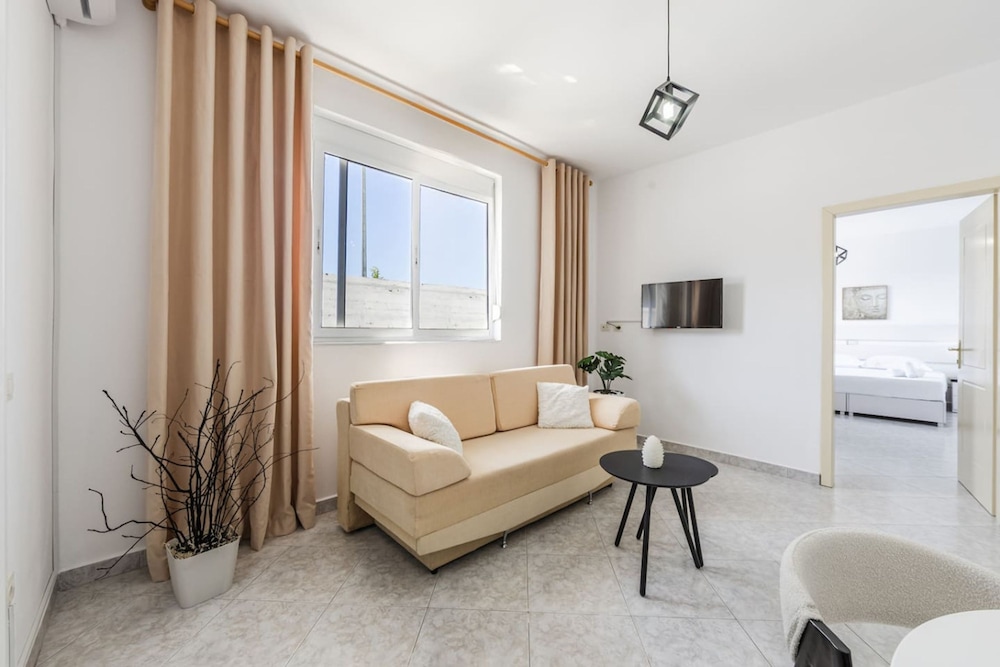 Modern Home With Wifi and Beach Access Golem
