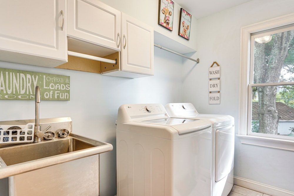 Walk to Beach: Gem w/ Pool & Spa in Isle of Palms!