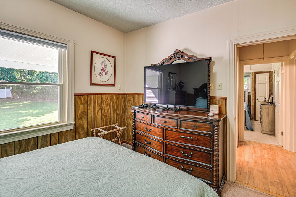 2 Mi to Oak Grove Racing & Gaming: Home on 1 Acre