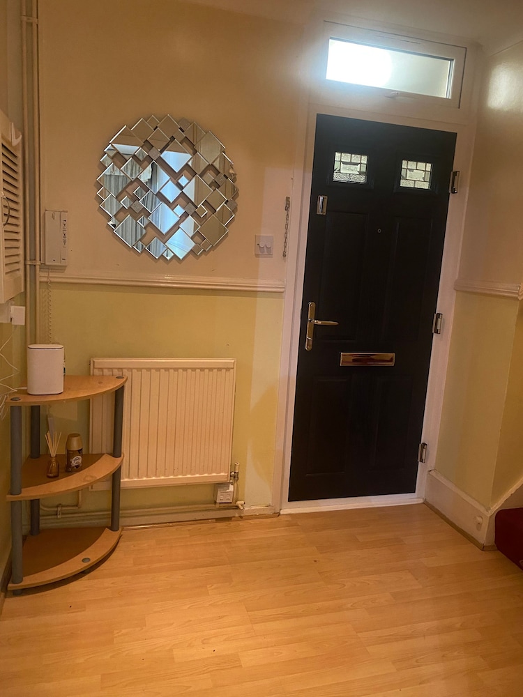 Charming 4-bedroom Apartment in East London - Perfect City Getaway